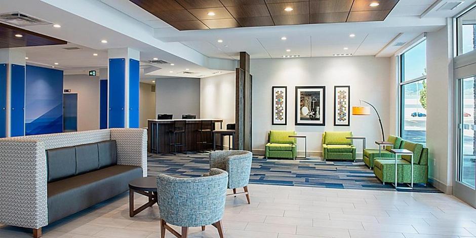 Holiday Inn Express & Suites - Brandon By Ihg Buitenkant foto