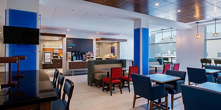 Holiday Inn Express & Suites - Brandon By Ihg Buitenkant foto