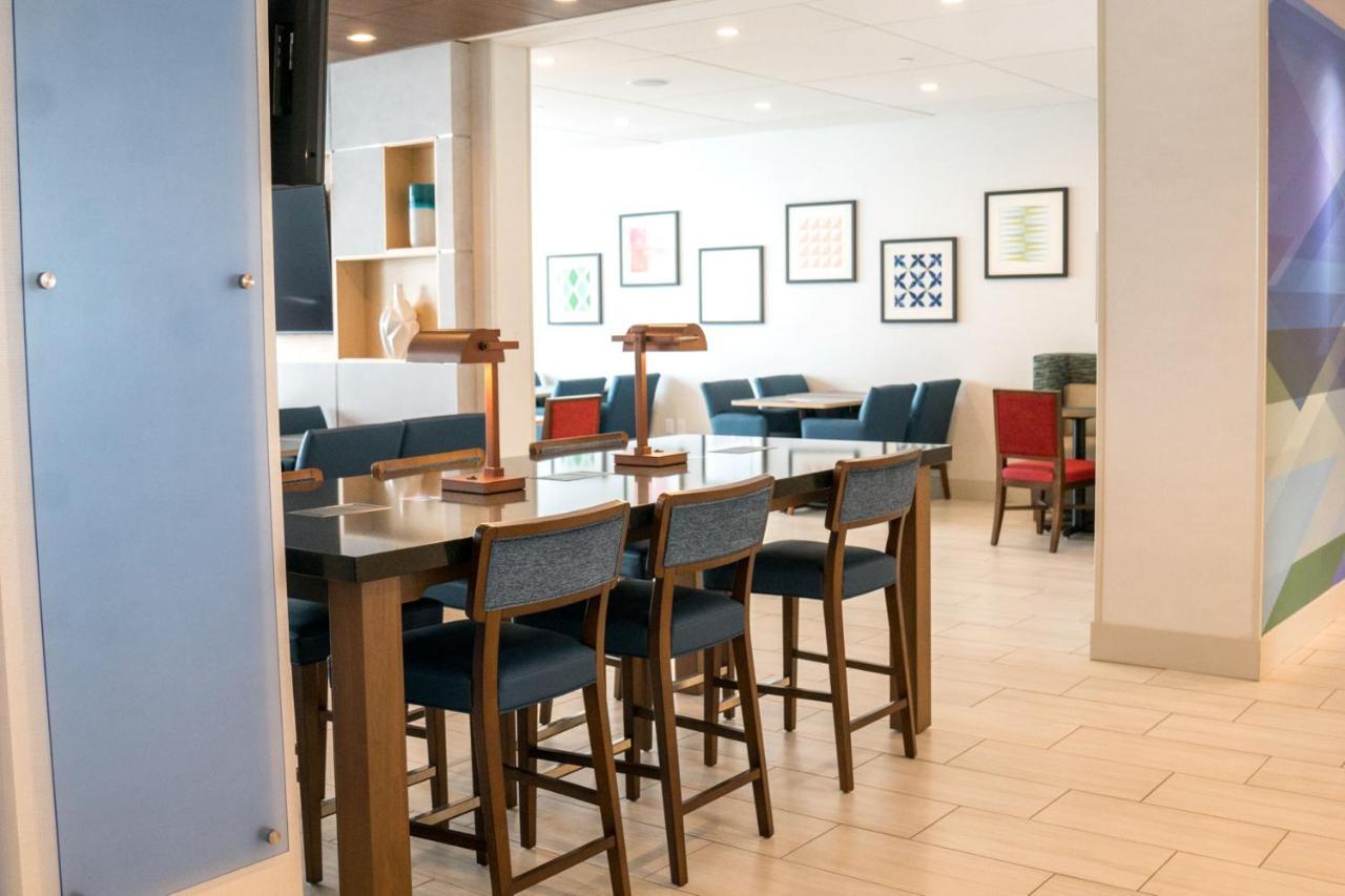 Holiday Inn Express & Suites - Brandon By Ihg Buitenkant foto