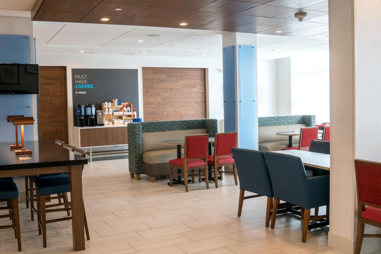 Holiday Inn Express & Suites - Brandon By Ihg Buitenkant foto