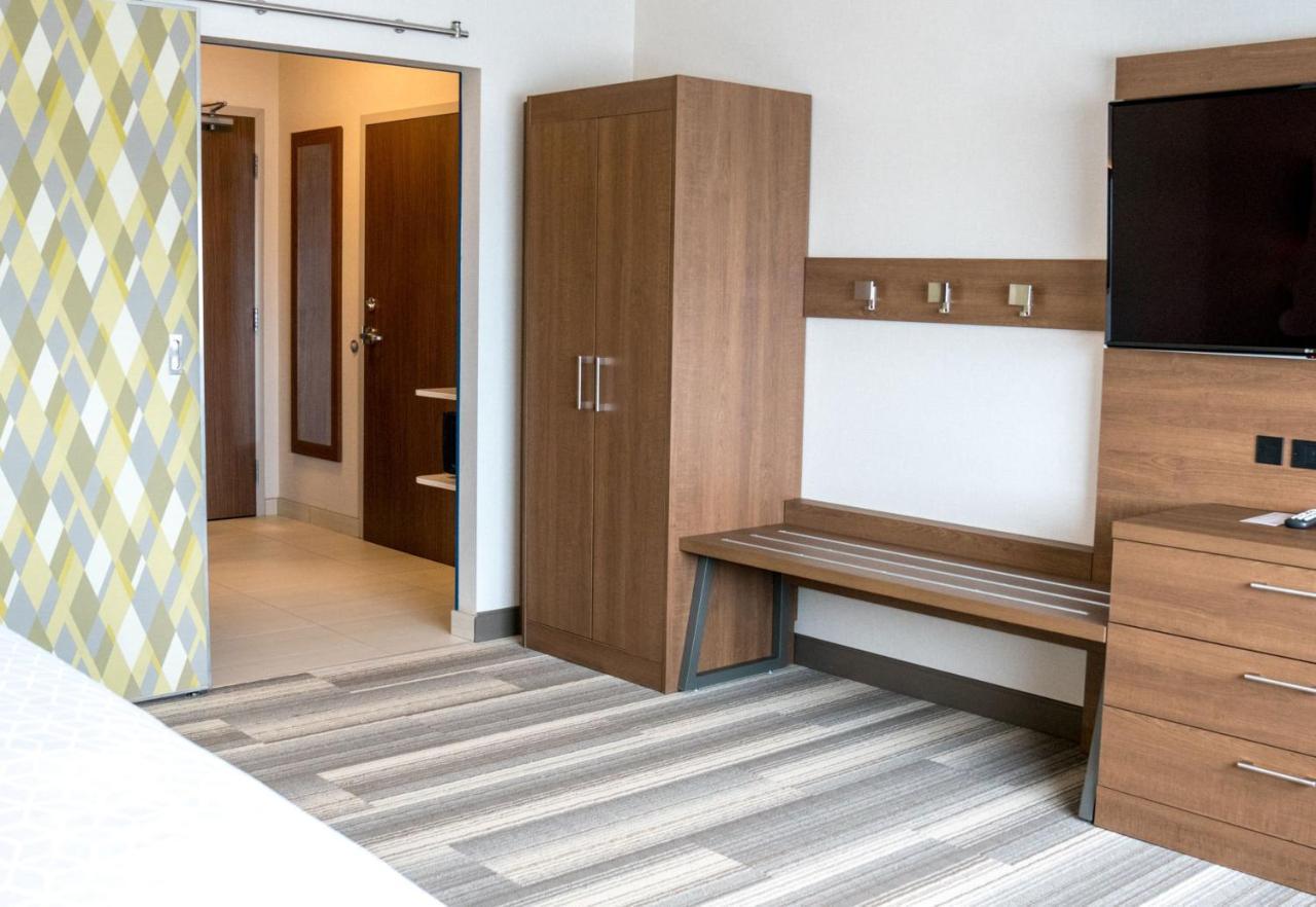 Holiday Inn Express & Suites - Brandon By Ihg Buitenkant foto