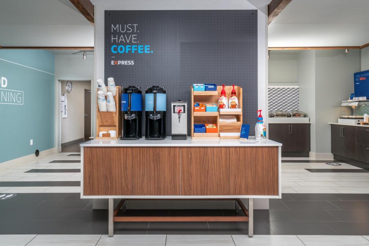 Holiday Inn Express & Suites - Brandon By Ihg Buitenkant foto