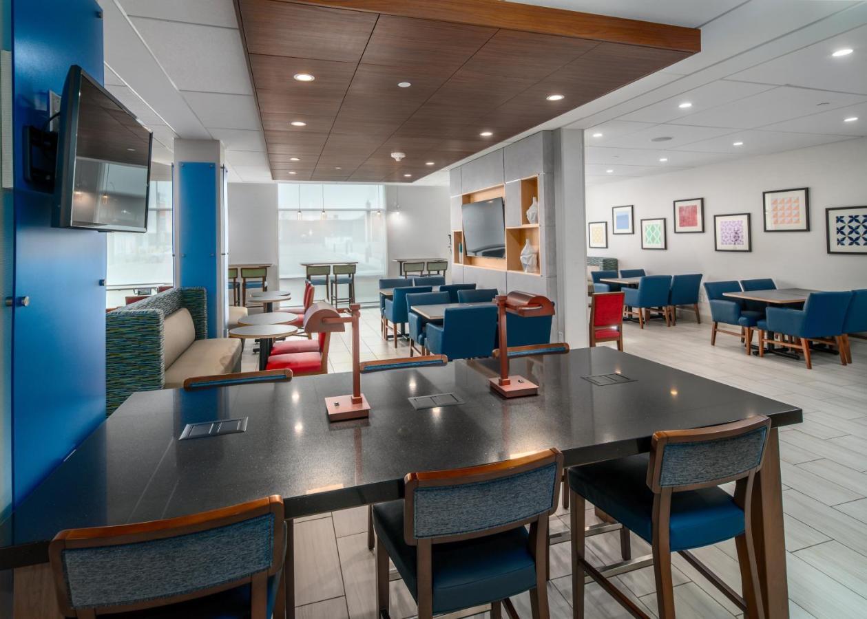 Holiday Inn Express & Suites - Brandon By Ihg Buitenkant foto