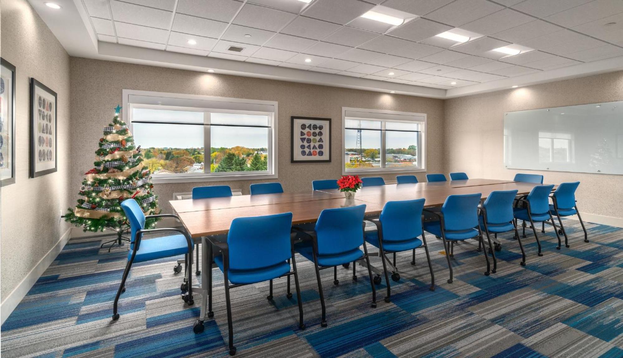 Holiday Inn Express & Suites - Brandon By Ihg Buitenkant foto