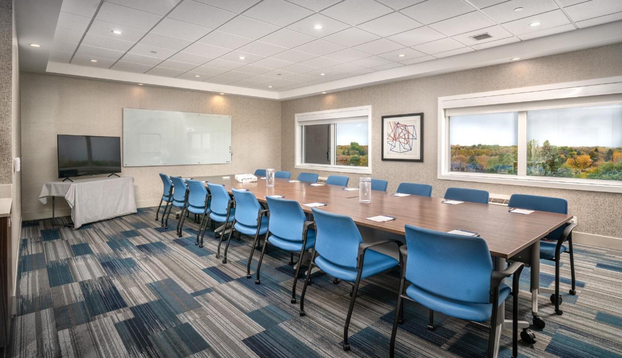Holiday Inn Express & Suites - Brandon By Ihg Buitenkant foto