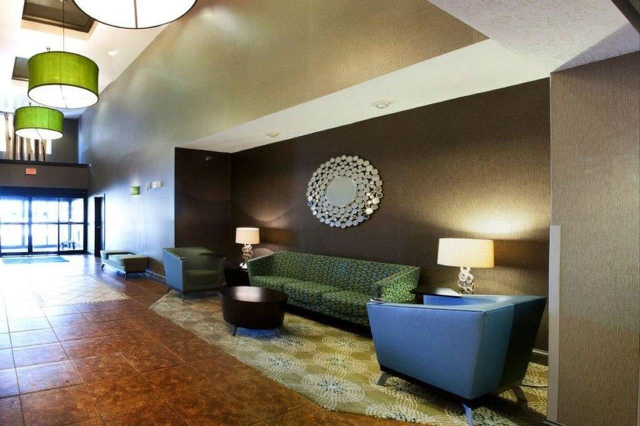 Holiday Inn Express & Suites - Brandon By Ihg Buitenkant foto