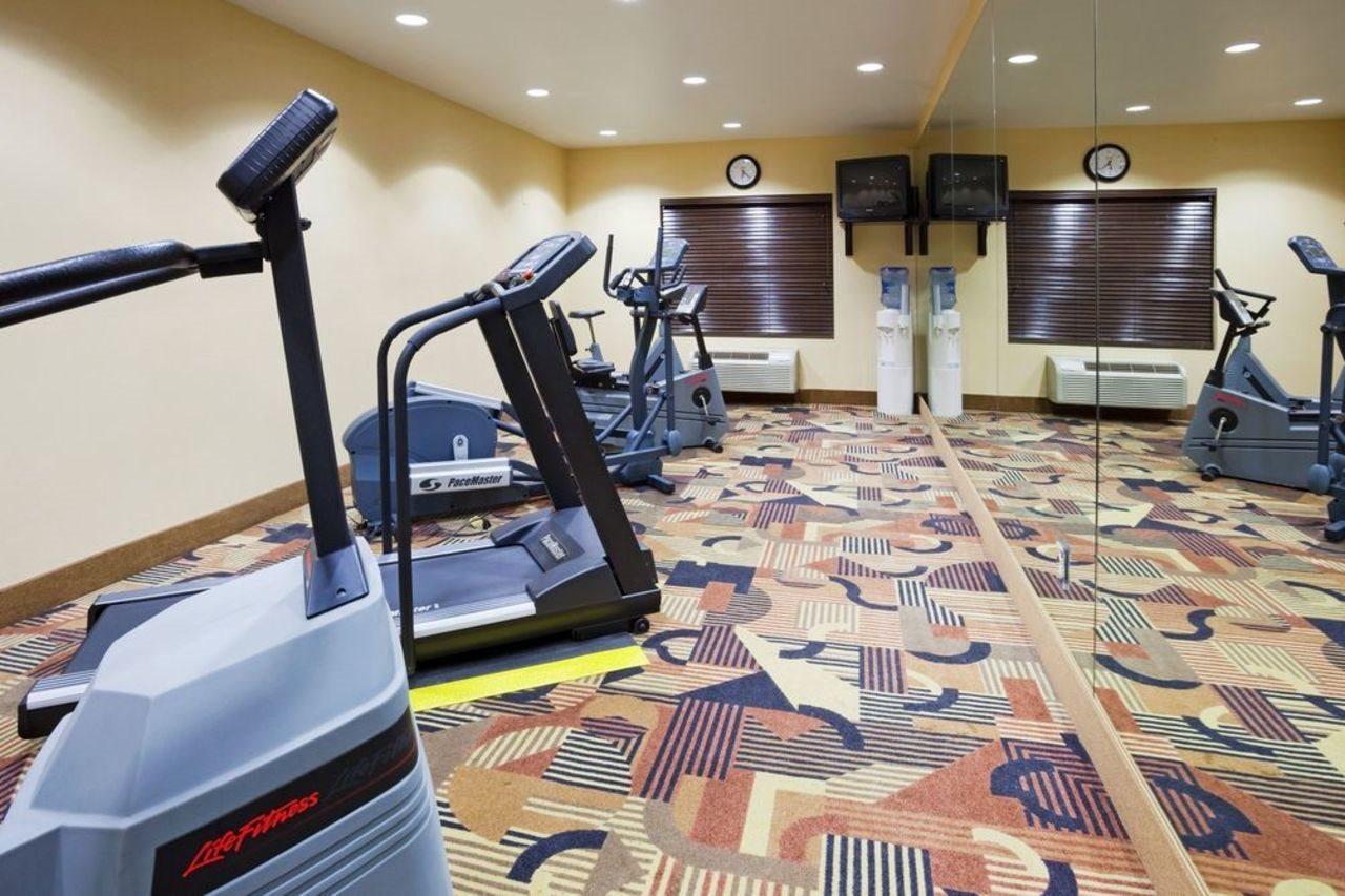 Holiday Inn Express & Suites - Brandon By Ihg Buitenkant foto