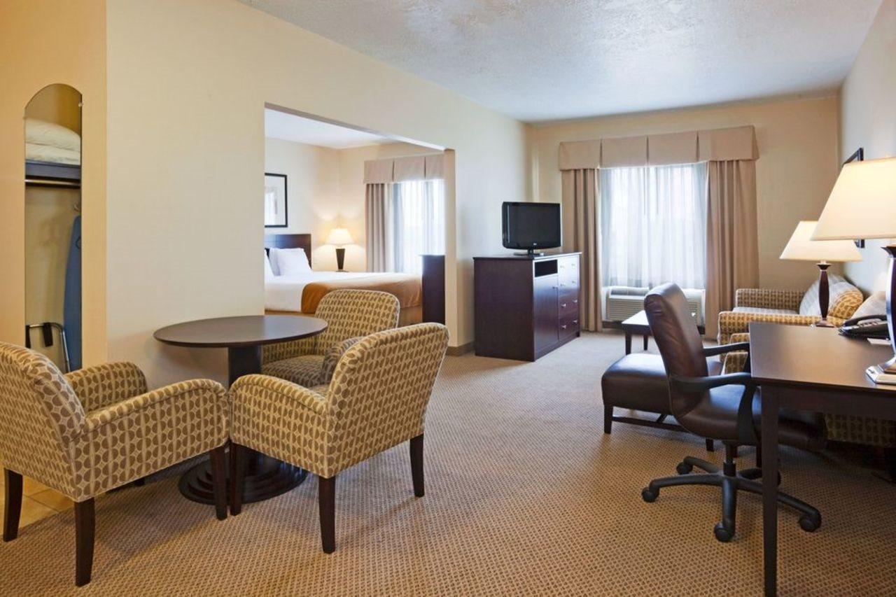Holiday Inn Express & Suites - Brandon By Ihg Buitenkant foto